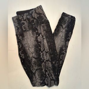 Calia: Carrie Underwood Mid-rise Leggings w/Pockets. Black Pattern. Size Small.